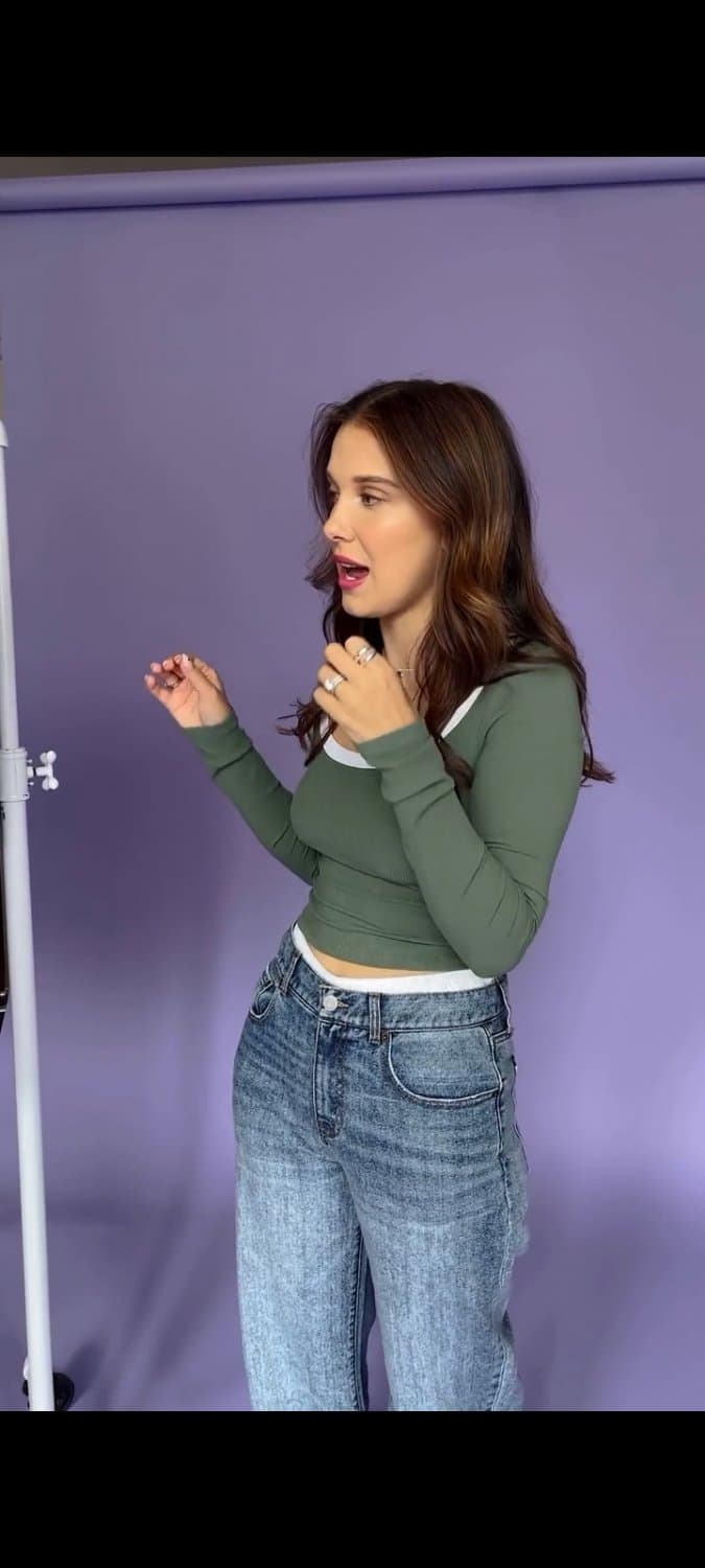 Click to view full size Deu até para ver os peitinhos mucho dela que tesão tão aproveitando no máximo seu corpo