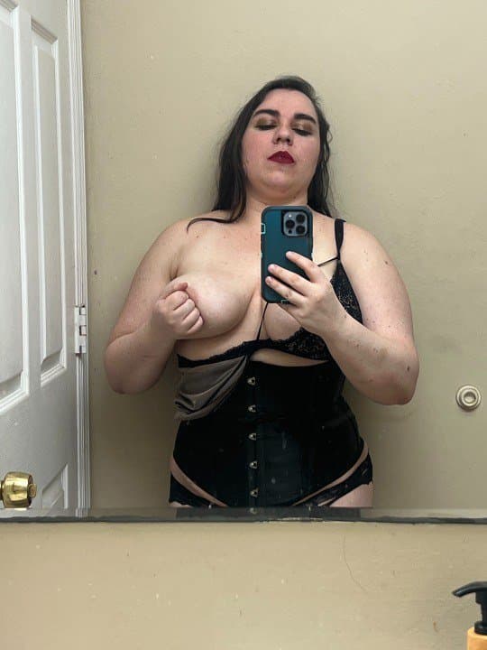 Click to view full size Gordinha se exibindo com as lingeries