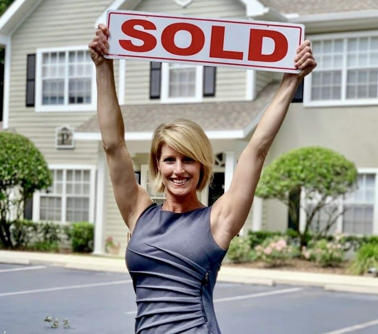 Click to view full size Super hot realtor flashes her nice fakies & tan ass on camera for a G G W shirt