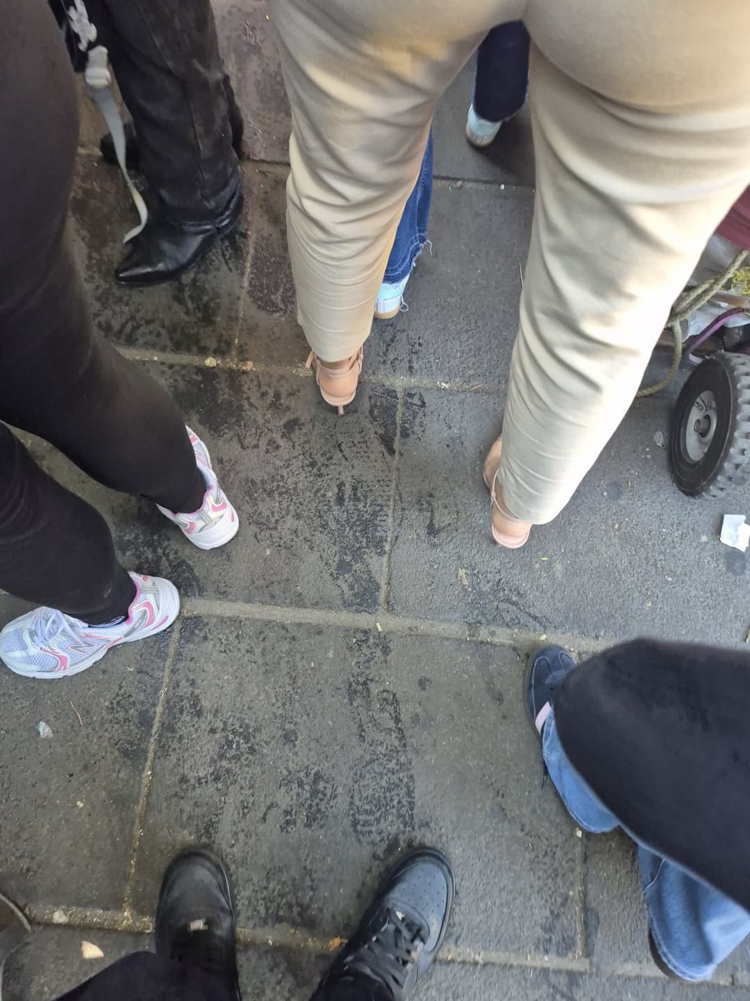 Click to view full size Ricos pies en la calle, strip y de mas