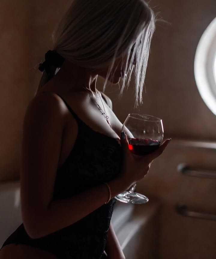 Click to view full size Sexy glamour feet pedicure milf