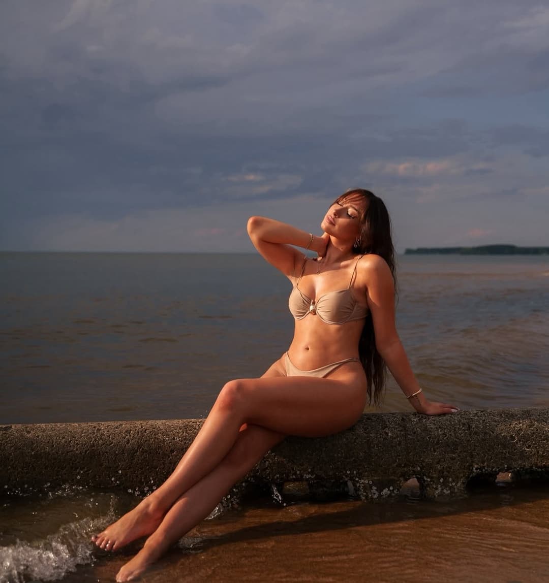 Click to view full size Sexy brunette with a sexy body