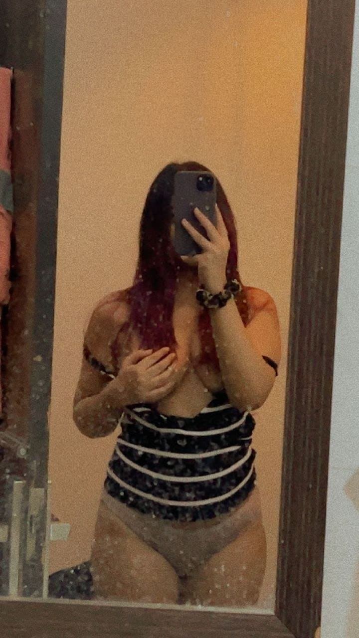 Click to view full size Young Indian slut steals the show exposing her young titties??