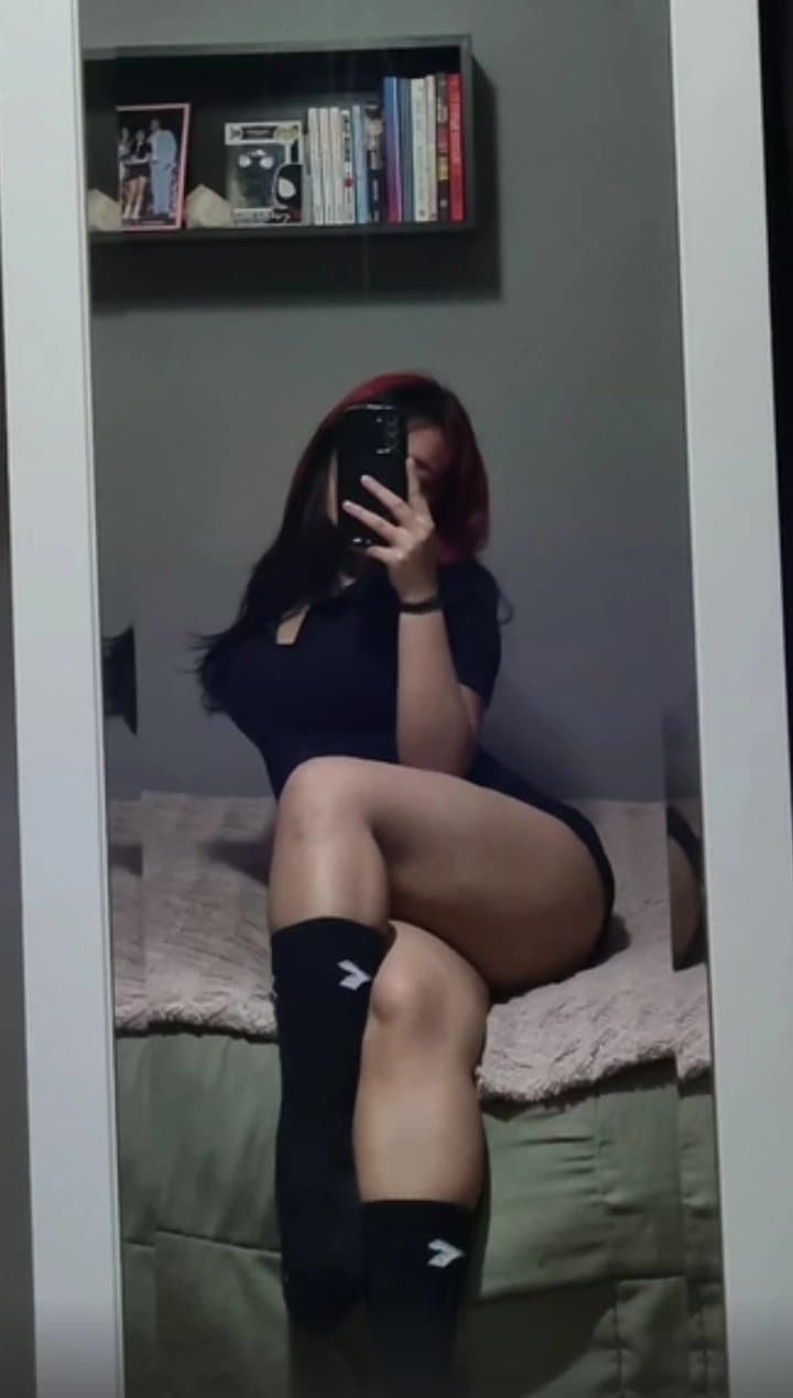 Click to view full size Alguien tiene algo? O la conoce? Tiene los medios cachetes