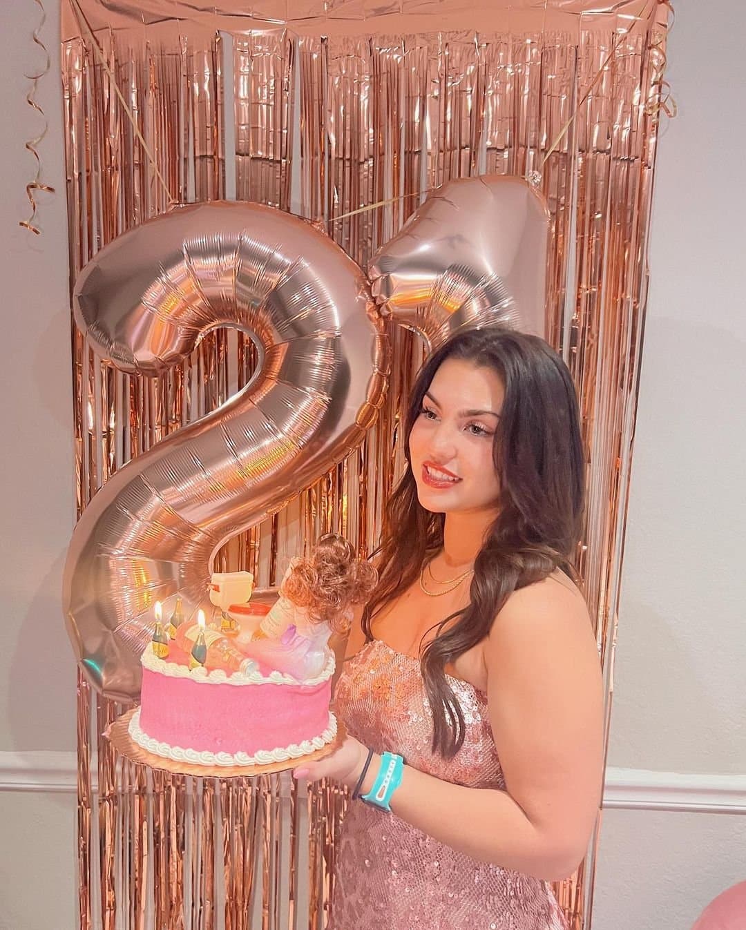 Click to view full size Whore kissing as many as she can on 21st