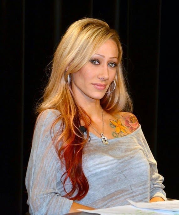 Click to view full size Thot mommy didn’t want her big bouncy tits on camera - flash