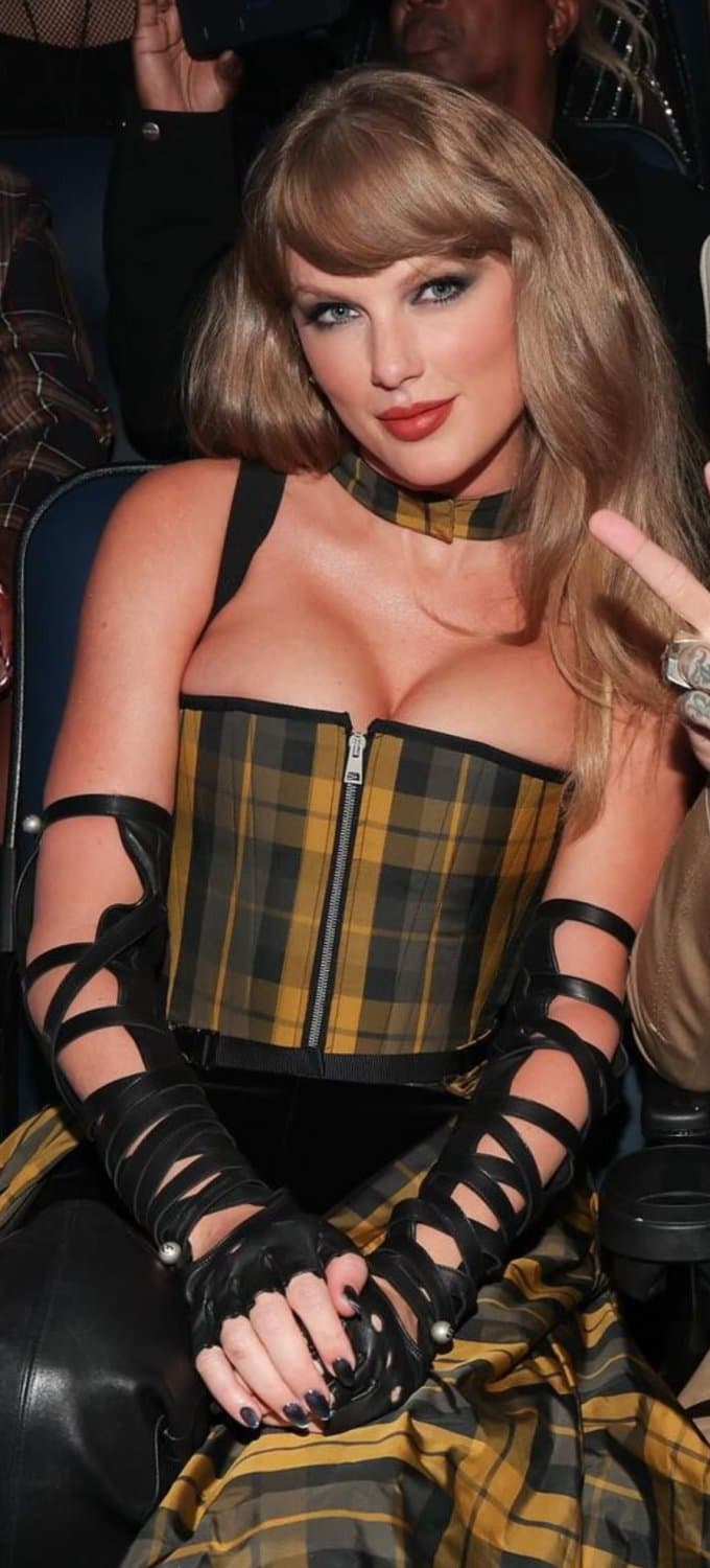 Click to view full size Nnngghhh…. Taylor’s rack looks nice here. Anyone else cranking it to her