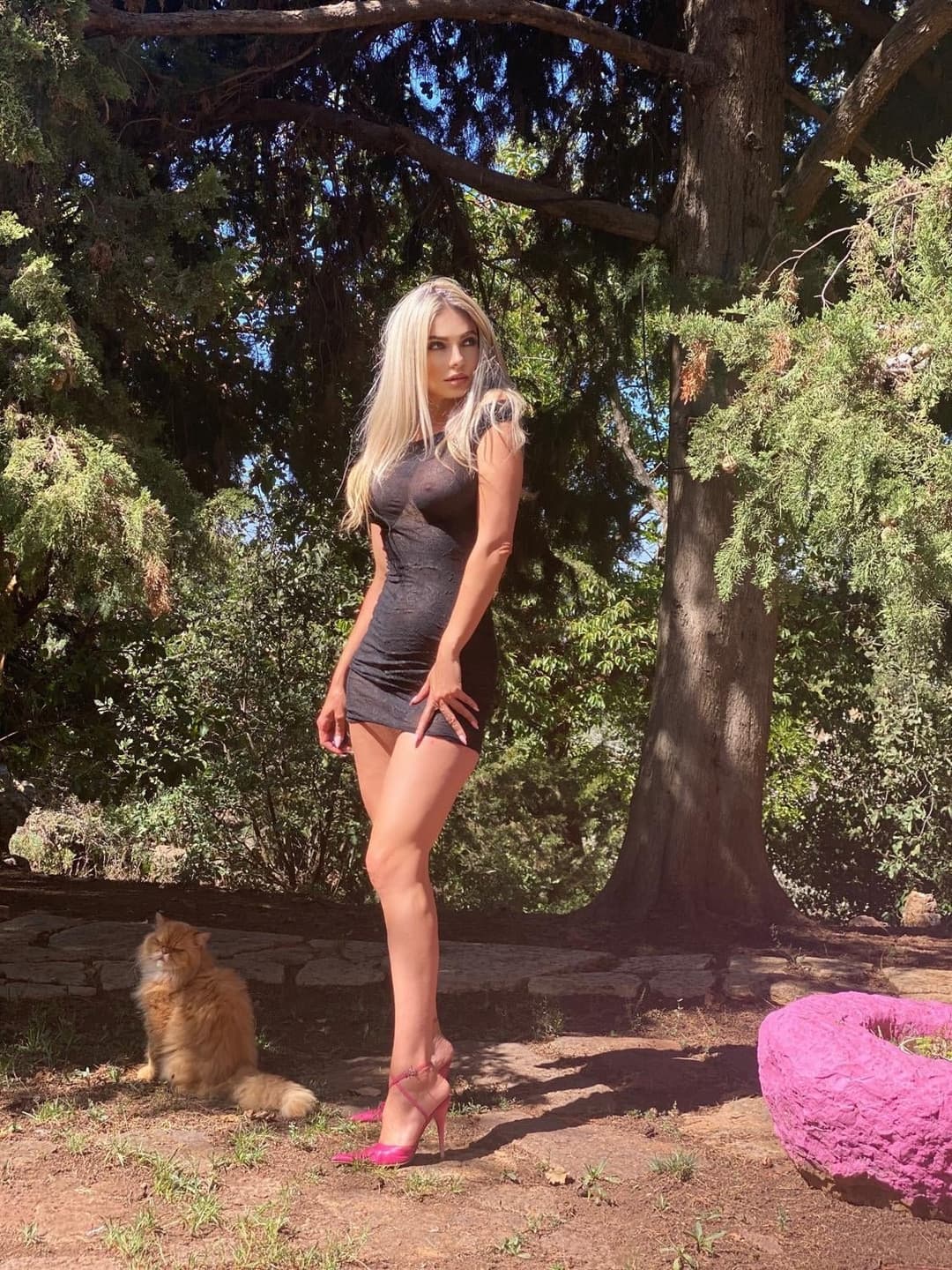 Click to view full size Mature Arab slut milf begs for a huge dick and face slapping