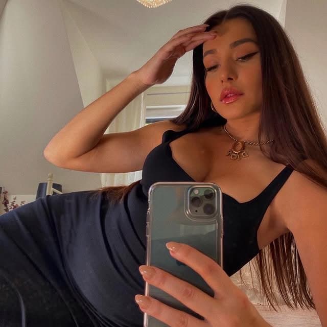 Click to view full size Luxury whore with fuckable mouth and tits