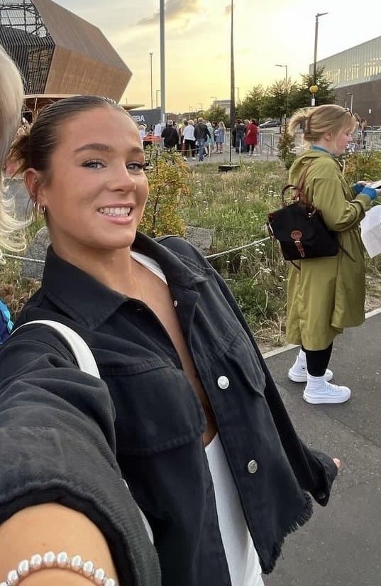 Click to view full size British Big Booty Brunette 18 Years Old Slut Abbie