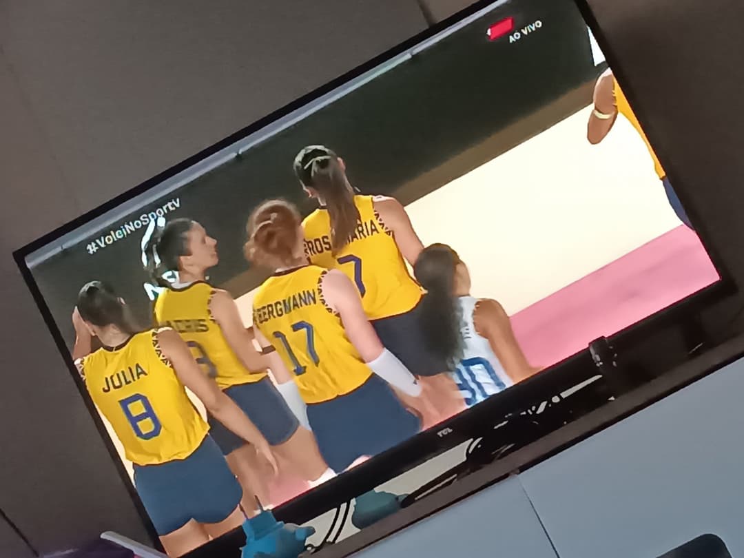 Click to view full size Eu tava assistindo o jogo da seleção e quase me acabo na punheta vendo essas gostosas ???