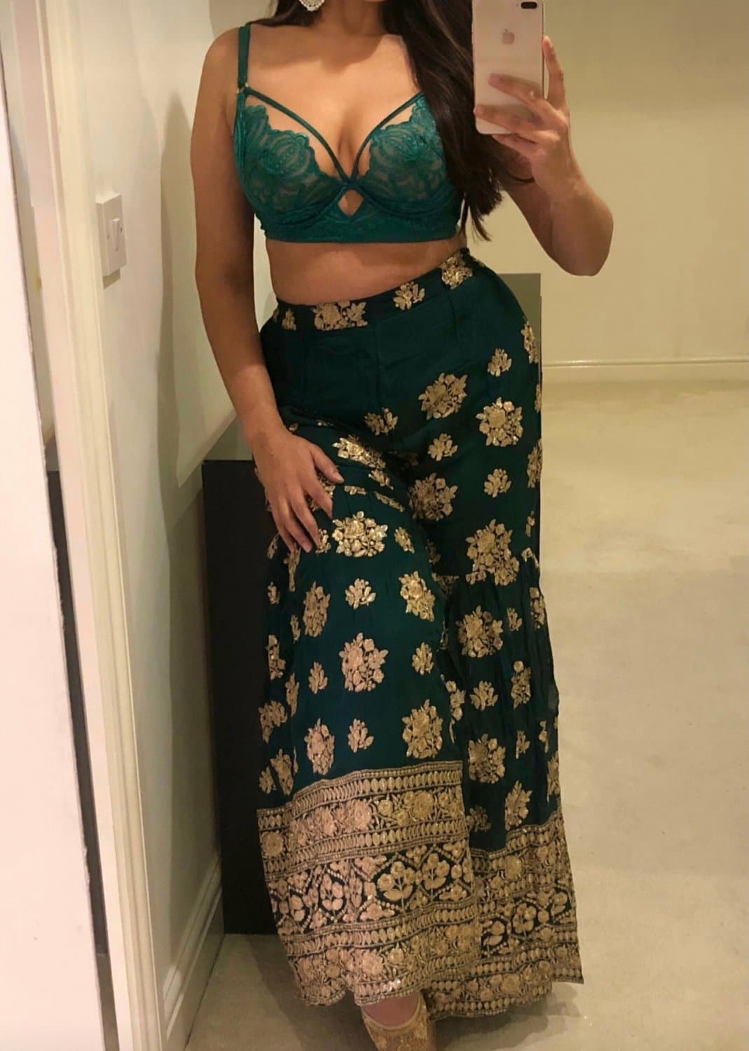 Click to view full size Indian milf cheats: you guys requested more