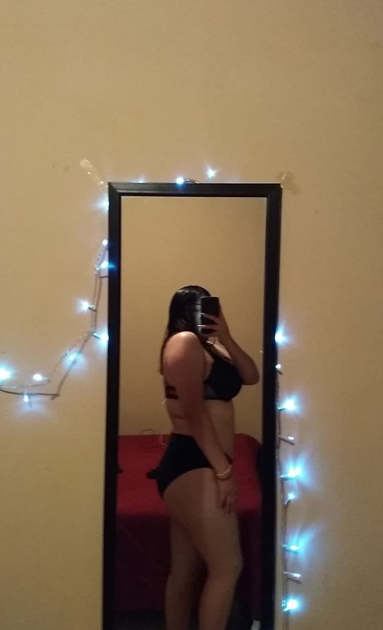 Click to view full size Karen una puta muy sexy de 21 años disfruta de sacarse fotos hot para exhibirse