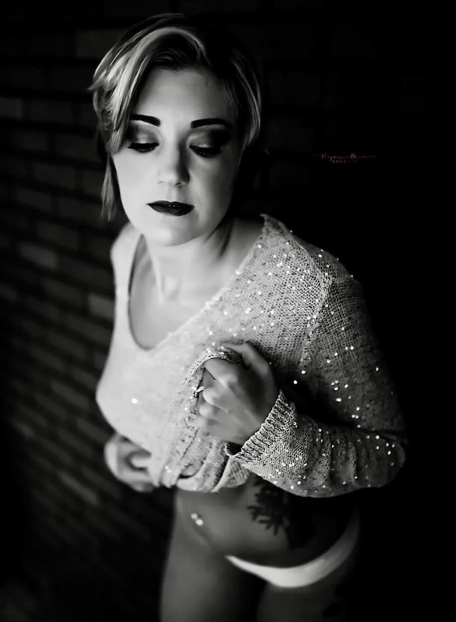 Click to view full size Short hair blonde milf boudoir