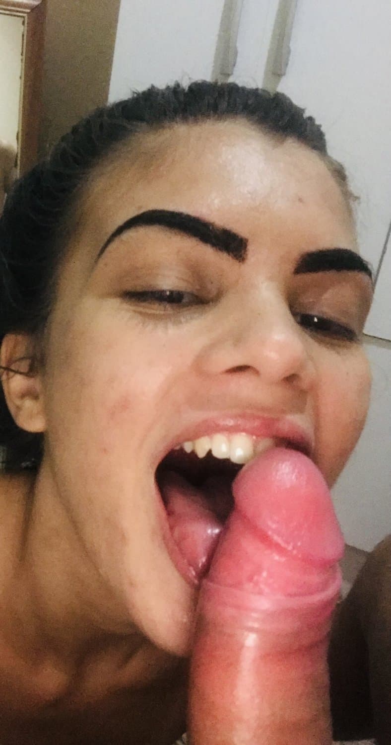 Click to view full size Stephanie Menezes Martins, a maior putinha de São Vicente mamando e sentando na cabeça rosa