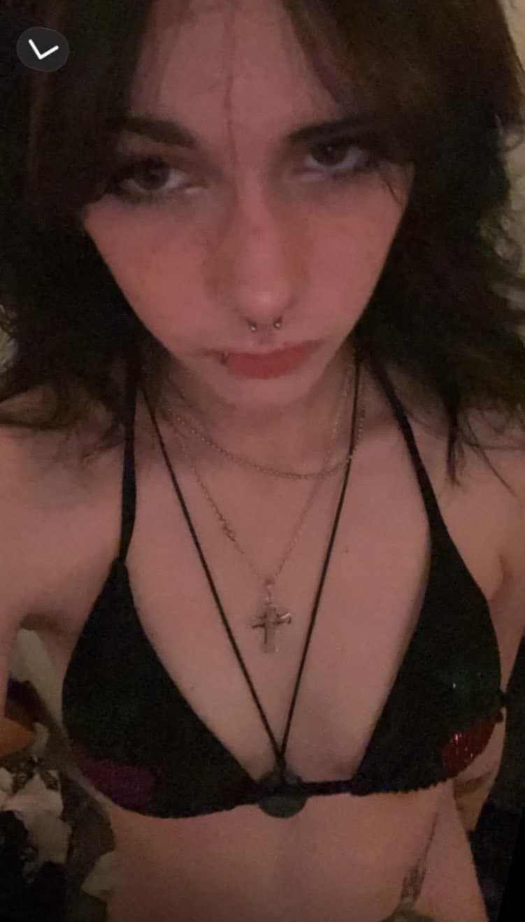 Click to view full size Crush took a pic sitting on my classmates lap so i’m posting her #jacksonrothchildfuckedmybitch