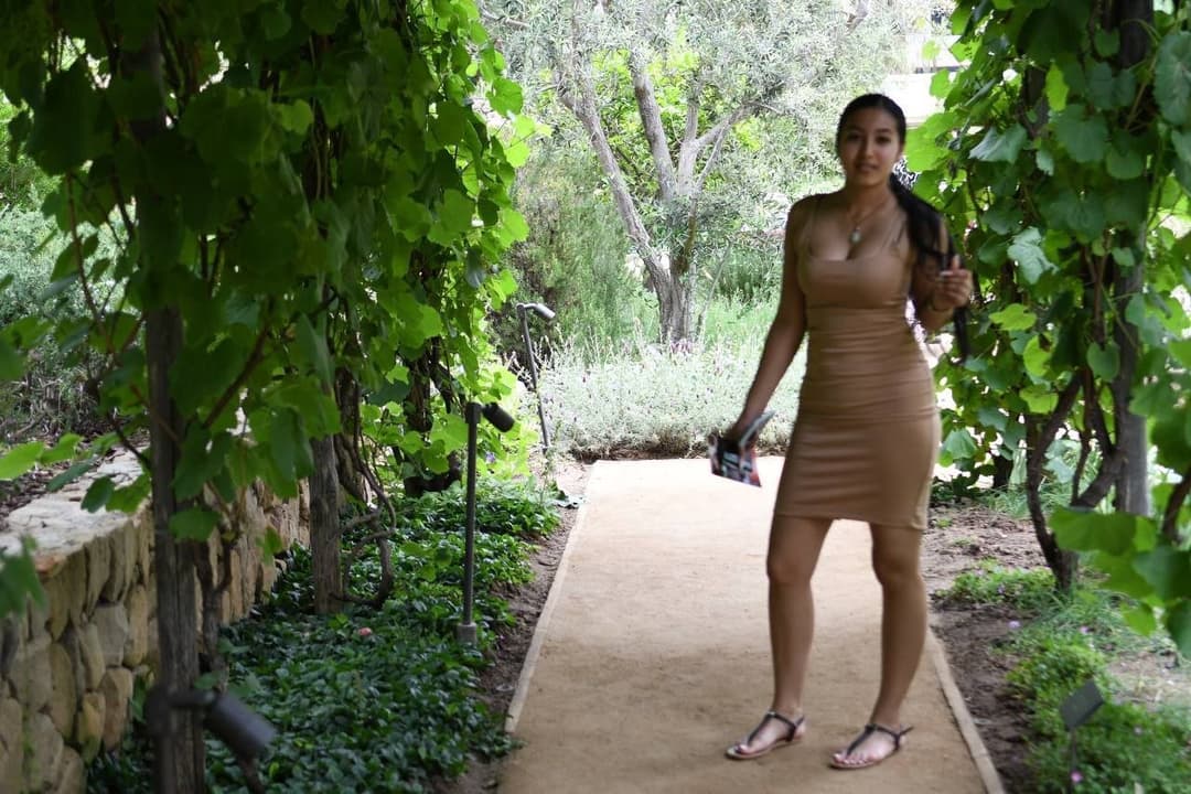 Click to view full size Jasmine(25) frōm L.A