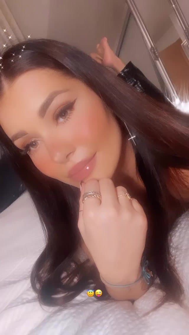 Click to view full size Luxury whore with fuckable mouth and tits