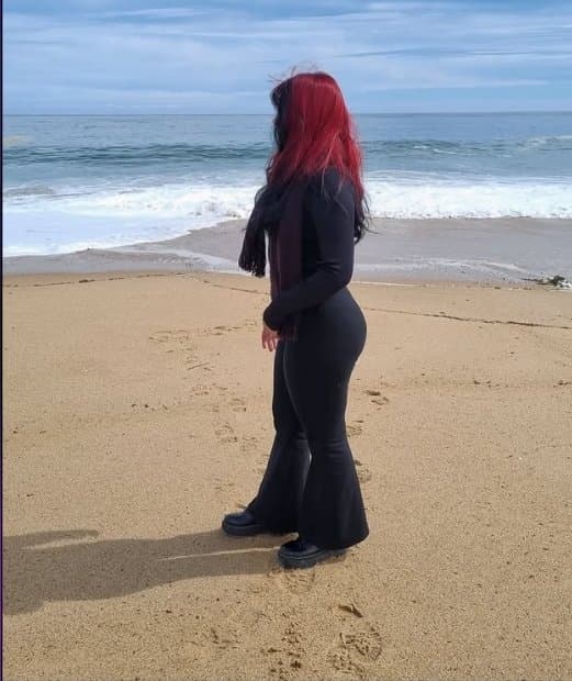 Click to view full size Alguien tiene algo? O la conoce? Tiene los medios cachetes