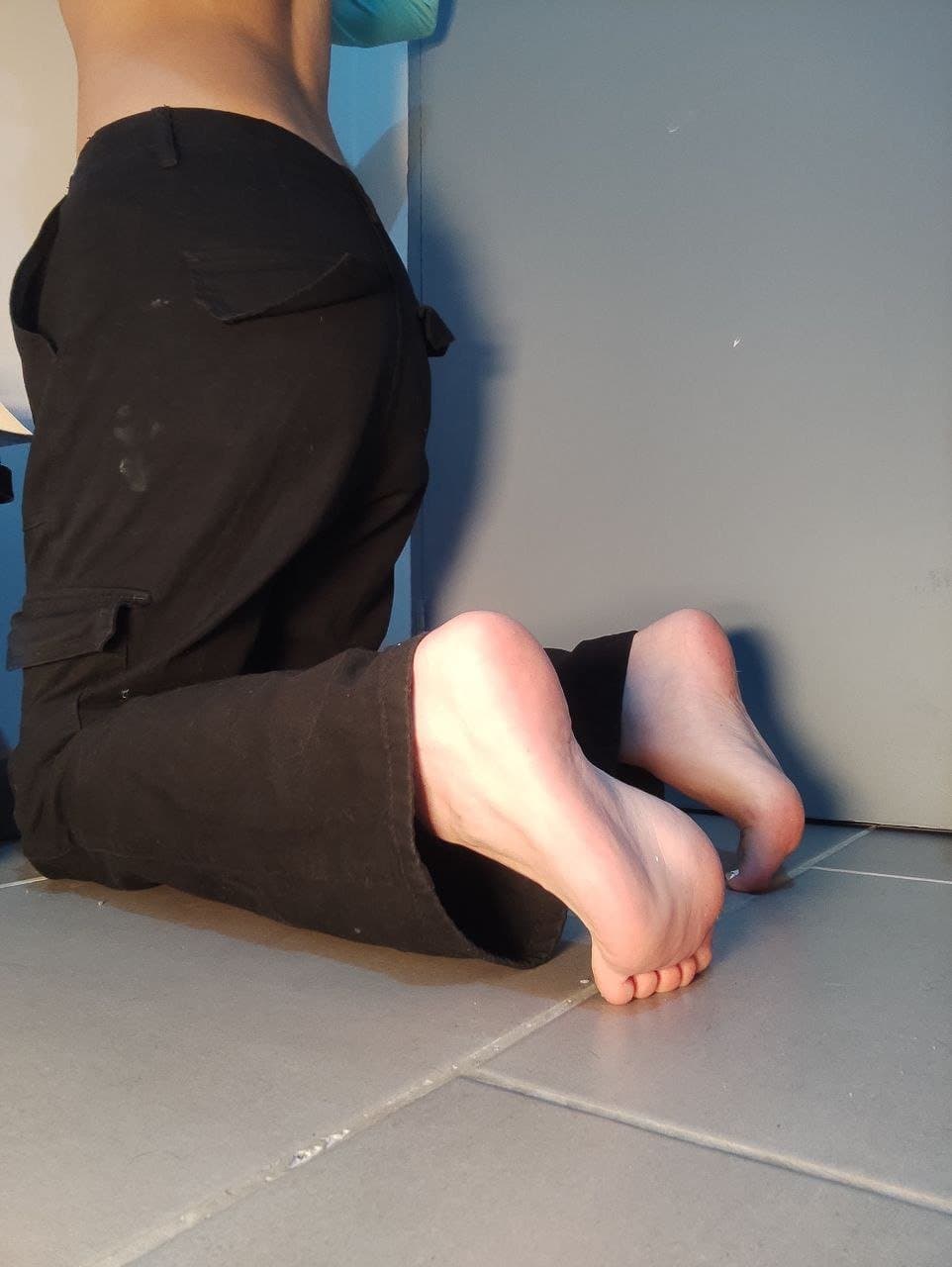 Click to view full size Chilean Girl With Ugly feet