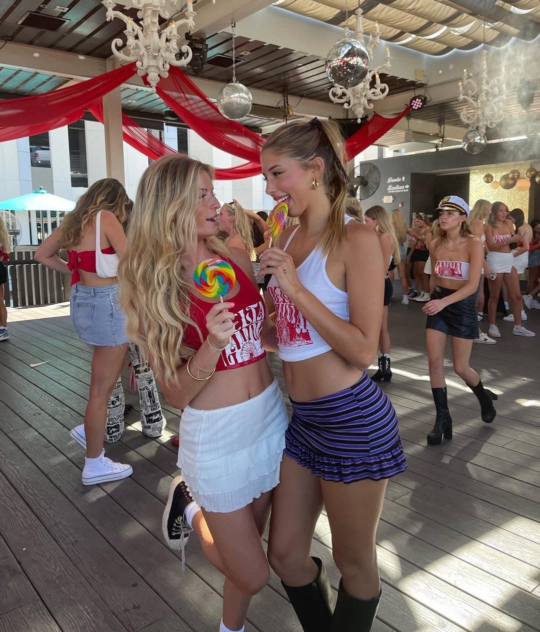 Click to view full size Adorable college girl fully nude in the tub rare