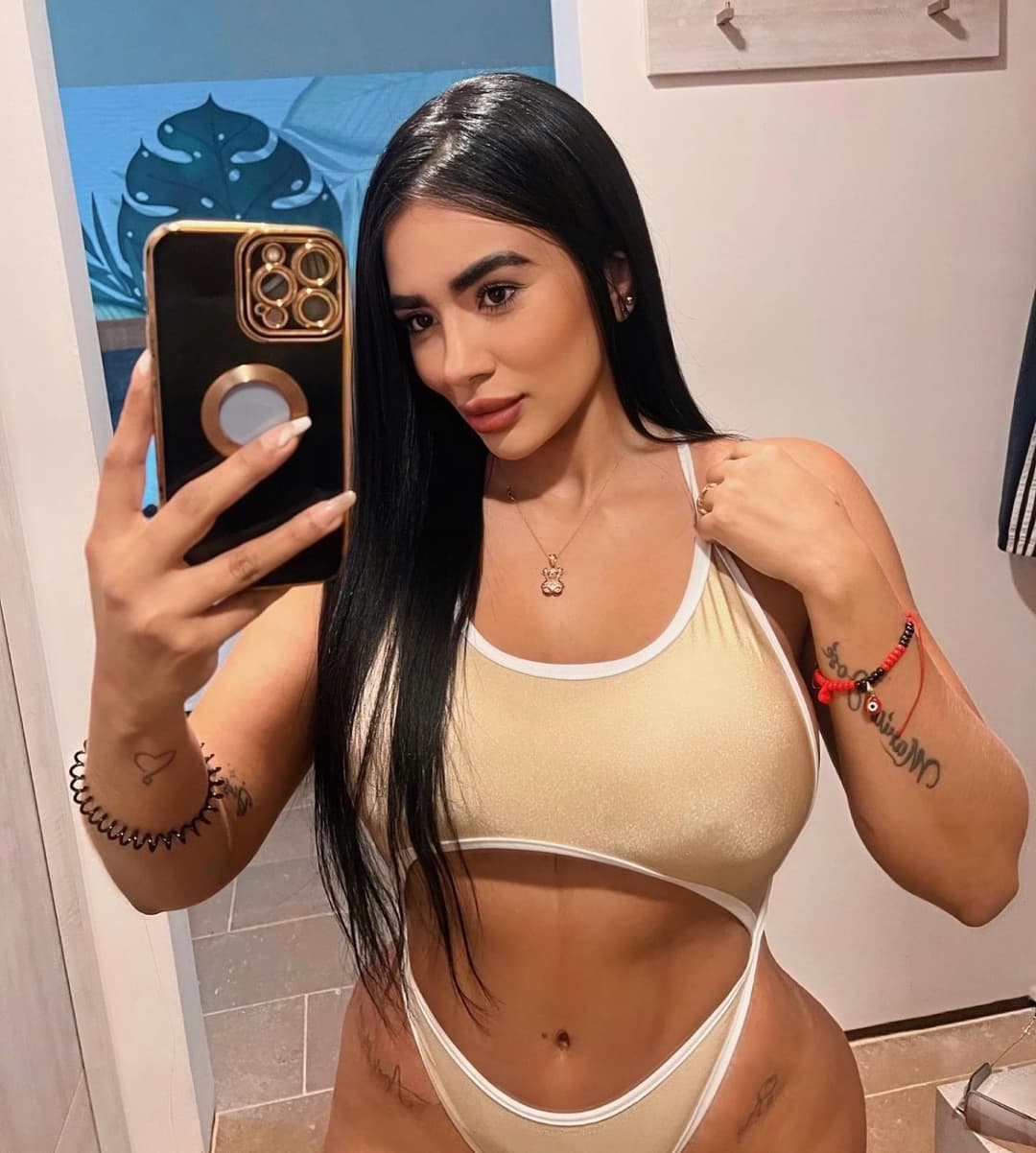 Click to view full size Daniela Cortes, colombiana re culona mama soltera.