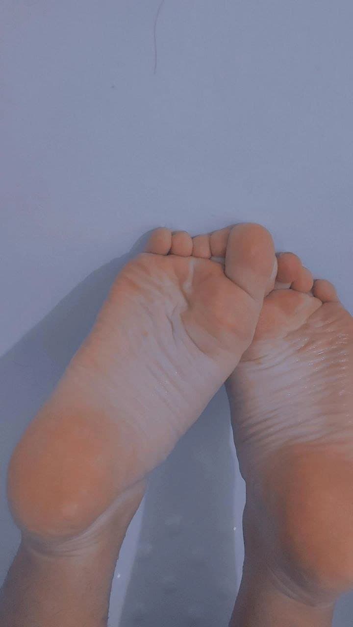 Click to view full size Chilean Girl With Ugly feet