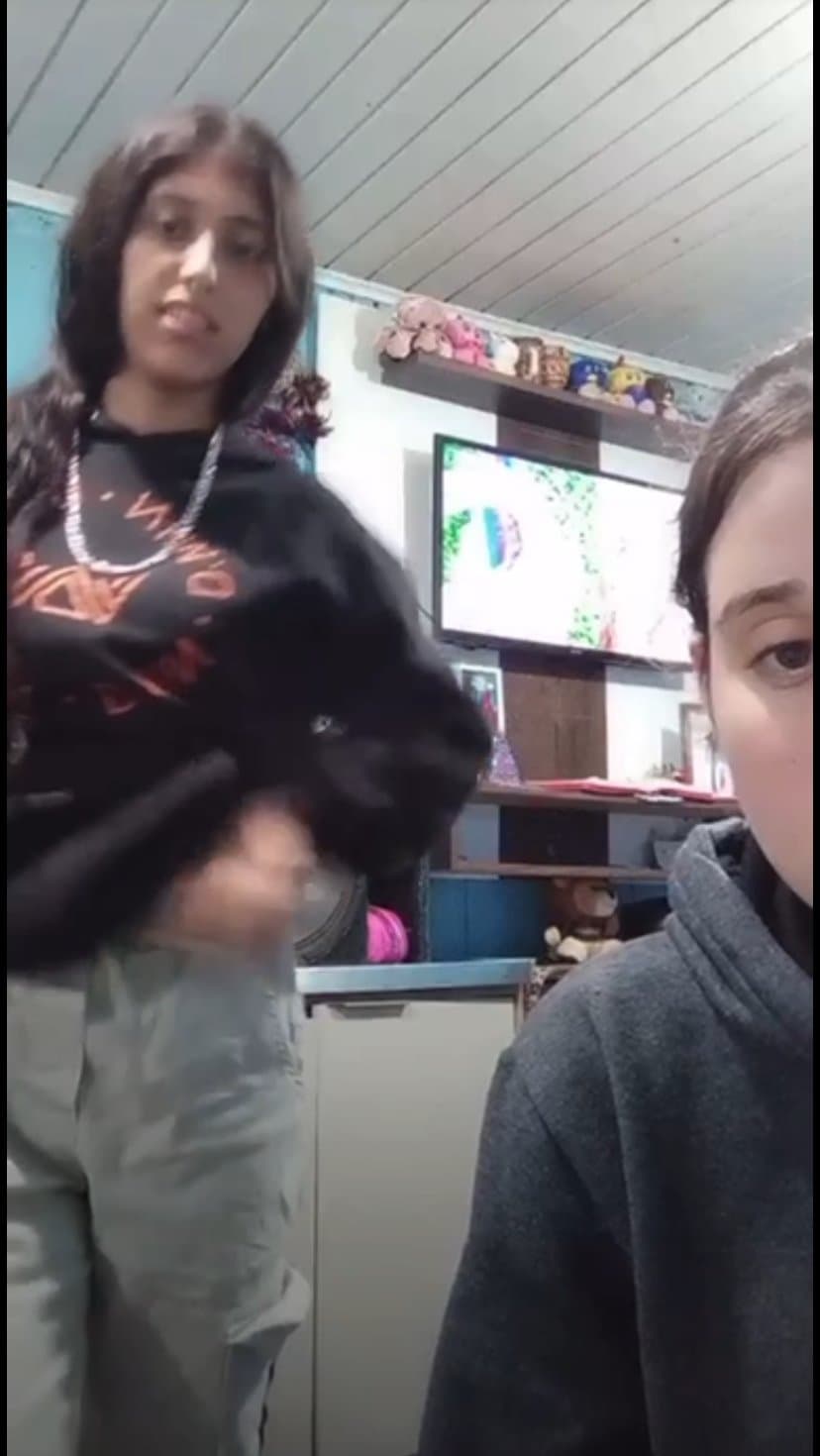 Click to view full size LIVE SUPERLIVE (quem quiser tentar desenrolar mais coisas,ela faz live privada lá)