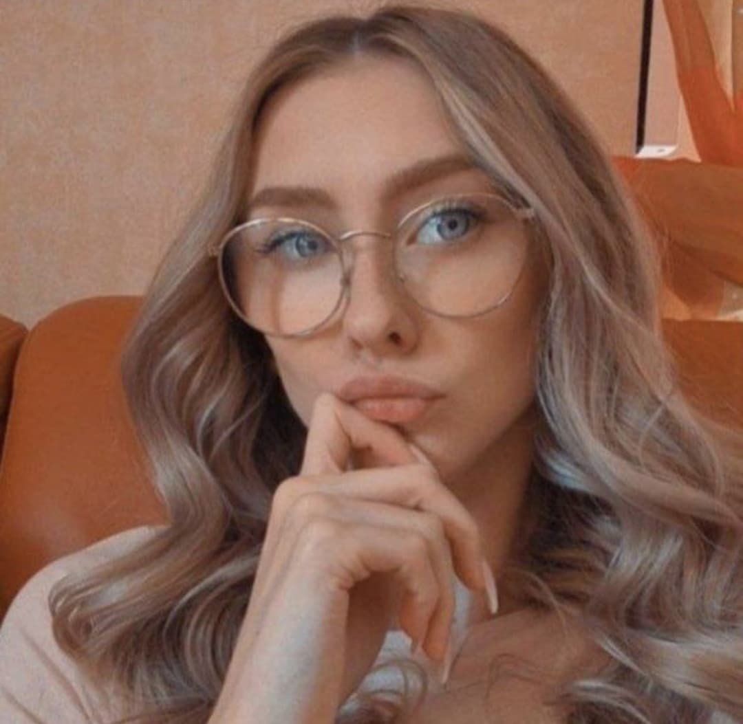 Click to view full size Hot sexy petite german teen slut model Saskia from Göttingen