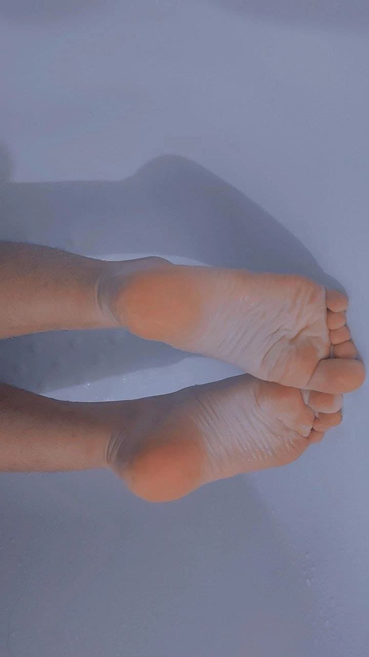 Click to view full size Chilean Girl With Ugly feet