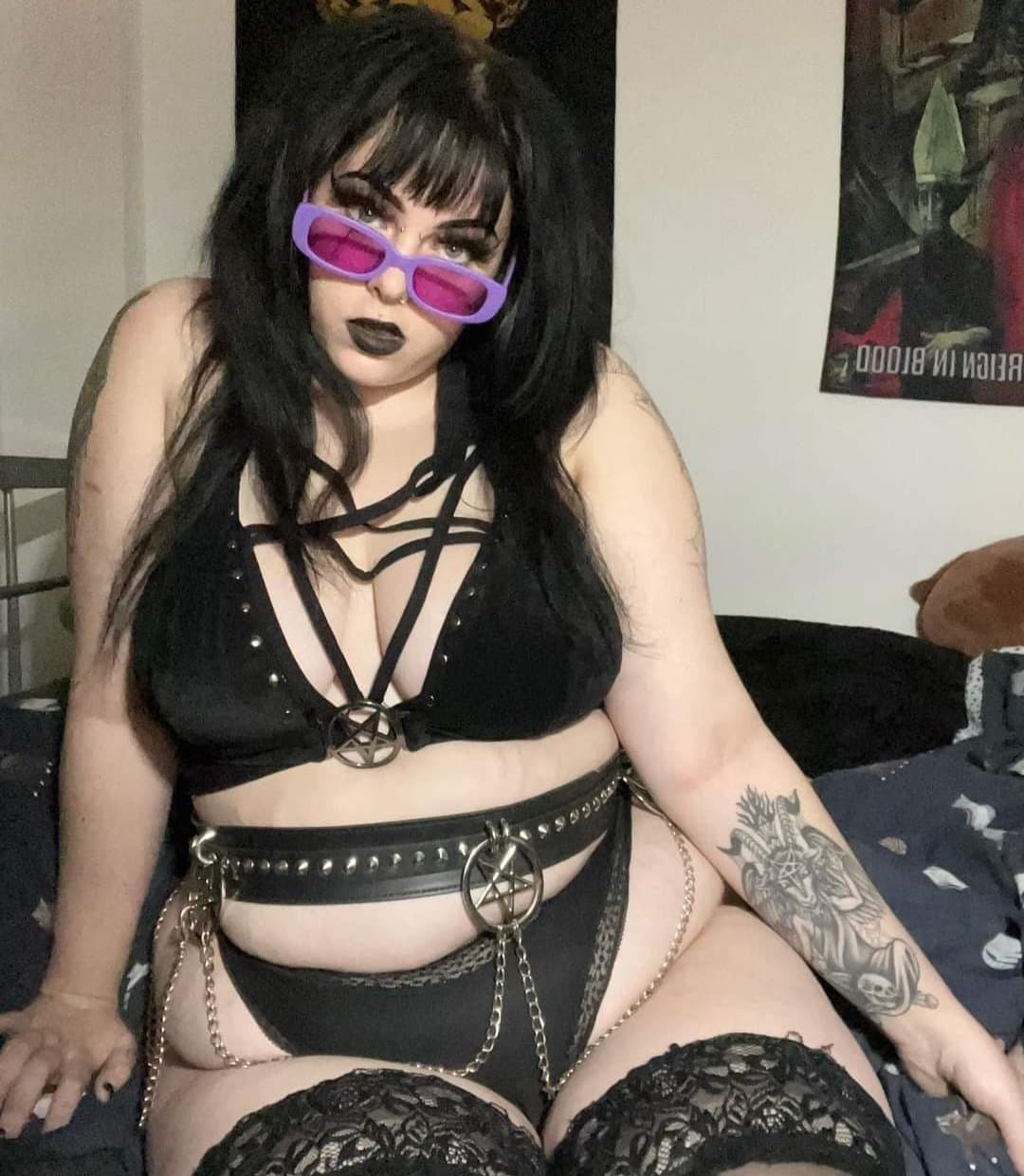 Click to view full size Hot alt BBW, does anyone have her nudes?