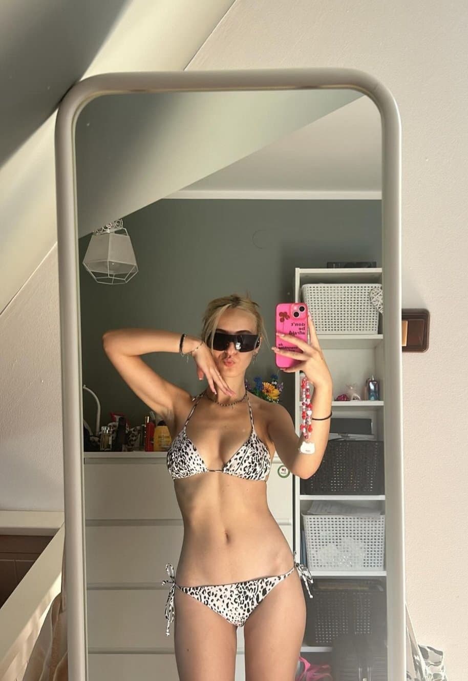 Click to view full size 18yo Skiny Teen with Long Legs