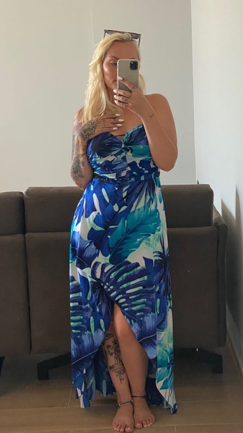 Click to view full size FRIENDS GF - LOSES BET & SENDS FEET PICS - accidentally sends more then she wanted