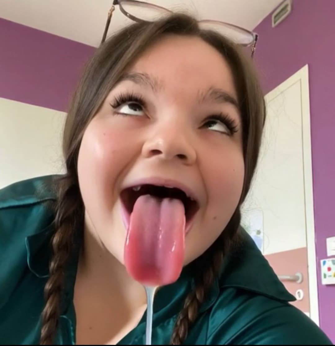 Click to view full size Lyzon Buro grosse putain à baiser de force