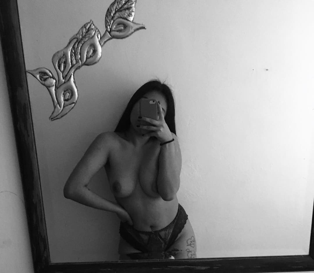 Click to view full size Otros de la morra tetona de pezones grandes y perforados es una perraga de vagina morena