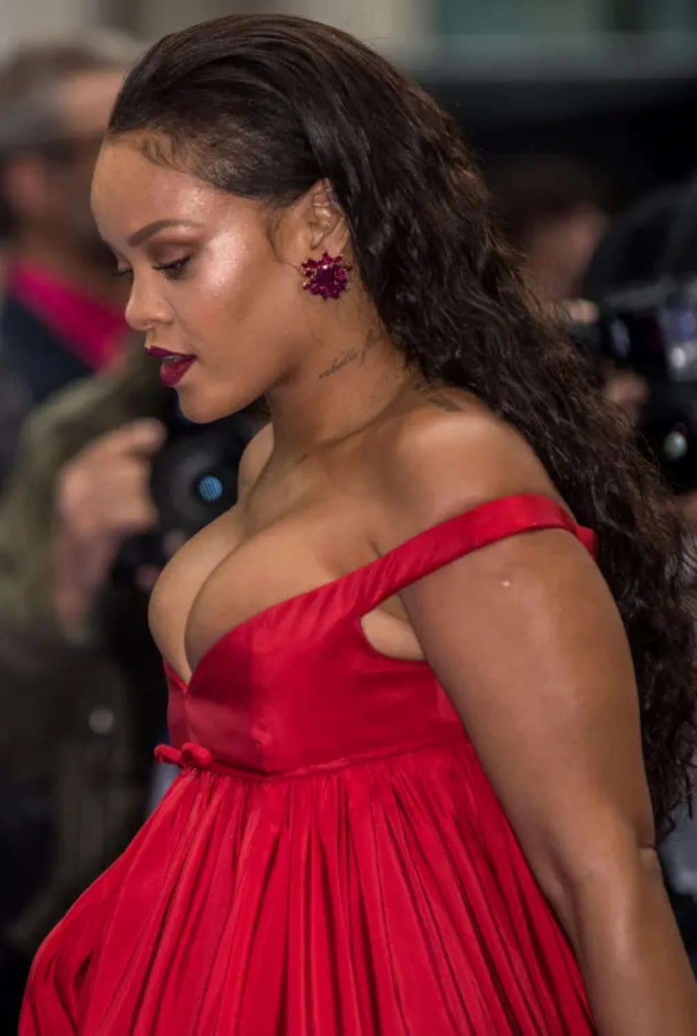 Click to view full size Celebrity Titty Tuesday : Rihanna showing her rack