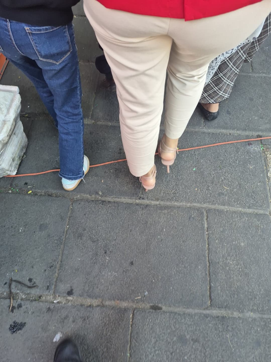 Click to view full size Ricos pies en la calle, strip y de mas