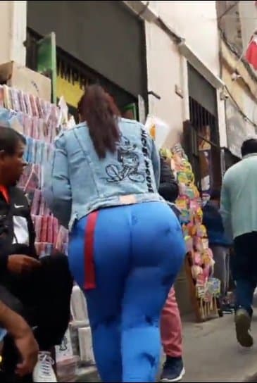 Click to view full size Mega culona en la calle ?