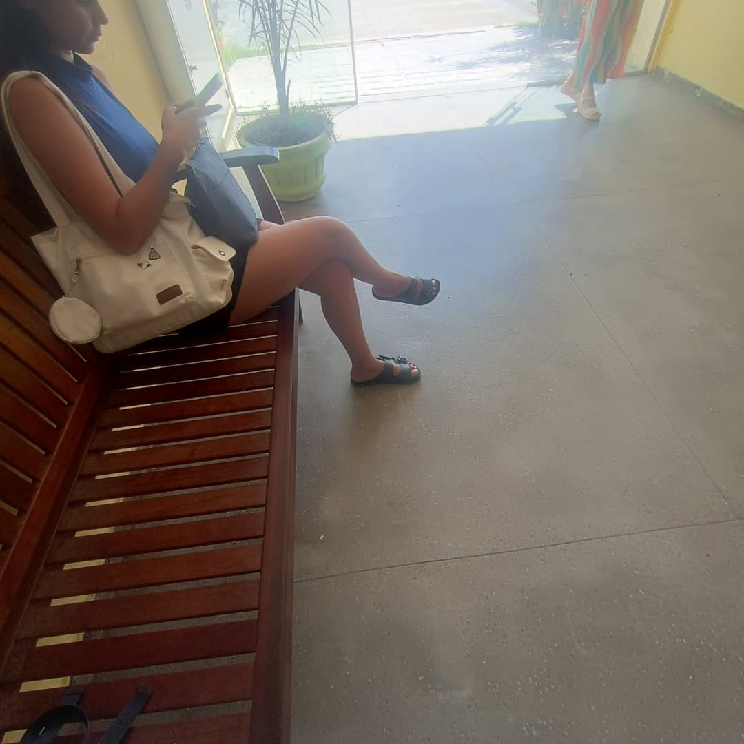 Click to view full size Feet candid shots on college #5 (a short album)