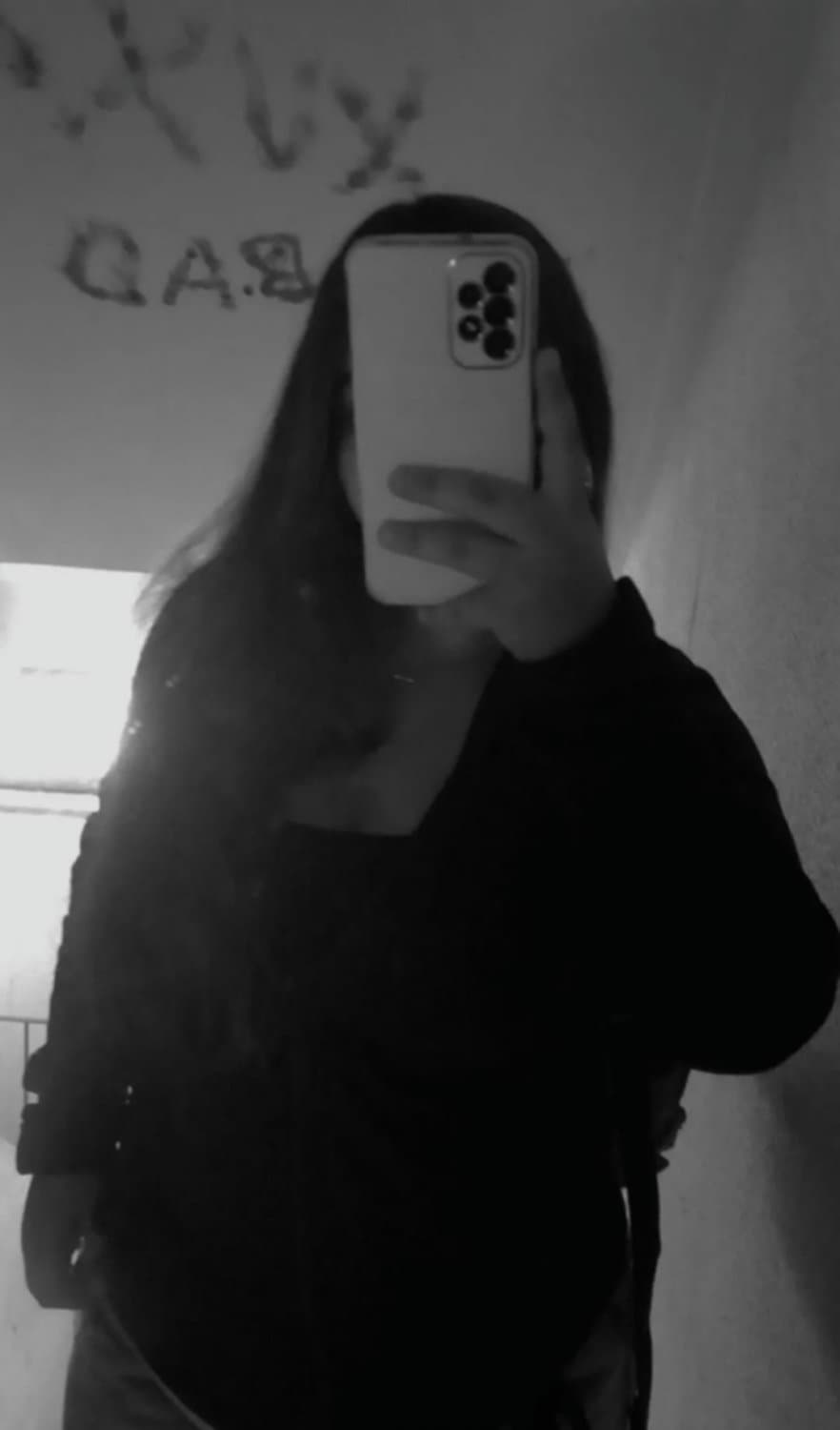 Click to view full size Iris, a mais gostosa desse site, gozem bastante pra ela seus punheteiros!