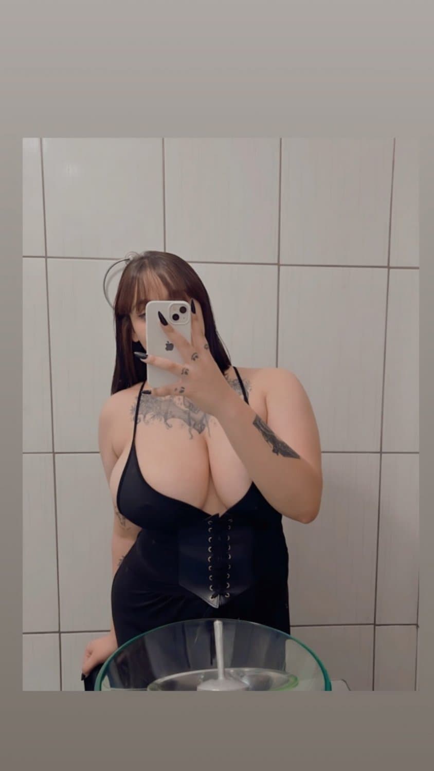 Click to view full size Gótica tetona