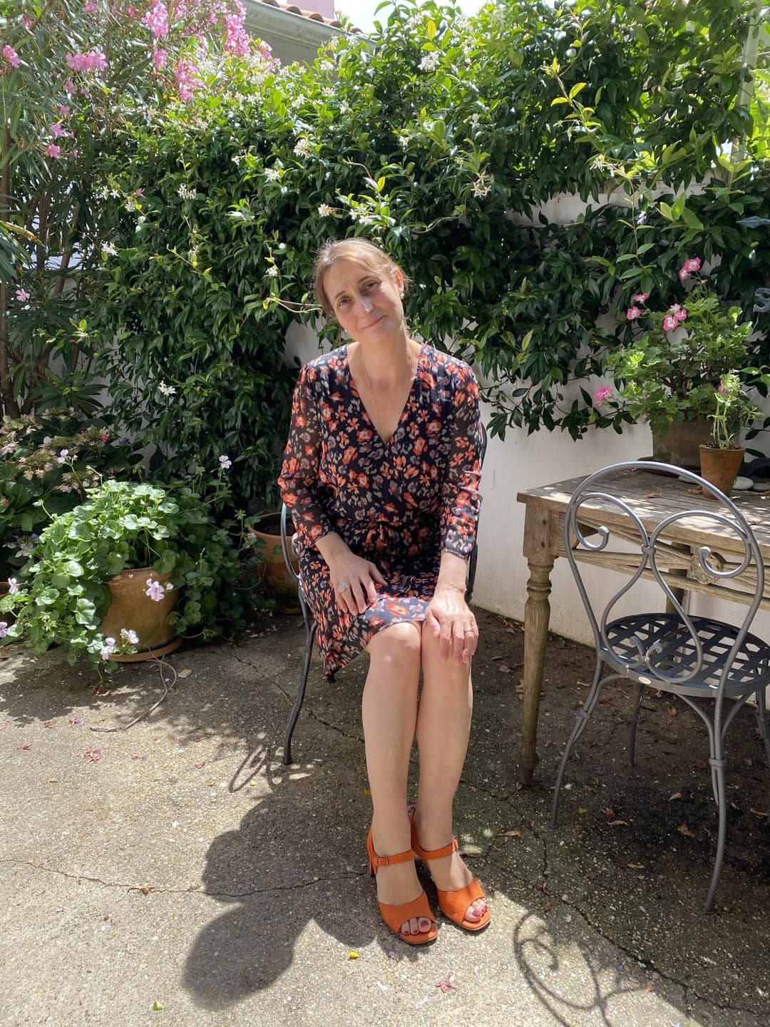 Click to view full size Elle aime nous montrer son trou du cul