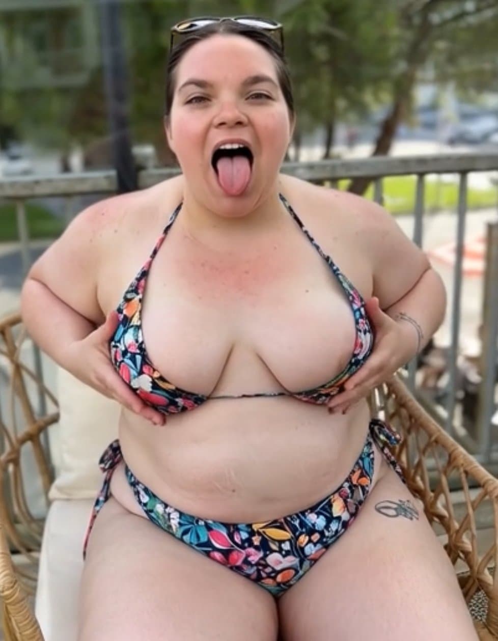 Click to view full size Lyzon Buro grosse putain à baiser de force