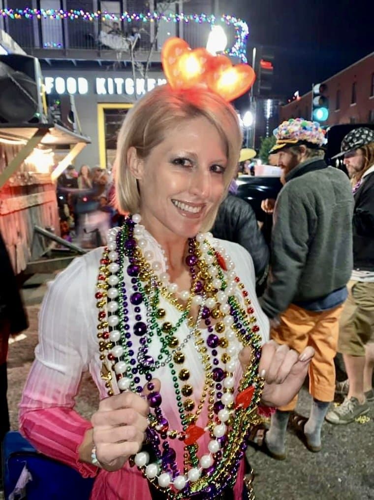 Click to view full size Super hot realtor flashes her nice fakies & tan ass on camera for a G G W shirt