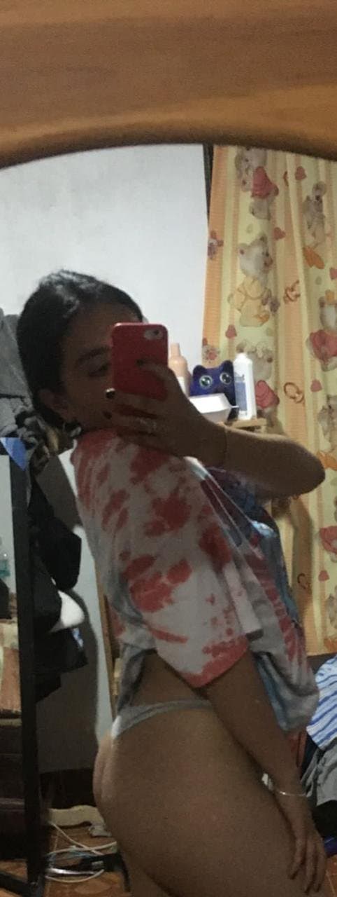 Click to view full size Otros de la morra tetona de pezones grandes y perforados es una perraga de vagina morena