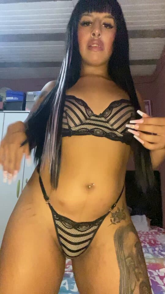 Click to view full size La coqueta o arianagostina famosa trans argentina negra villera creo que le gusta mucho el semen