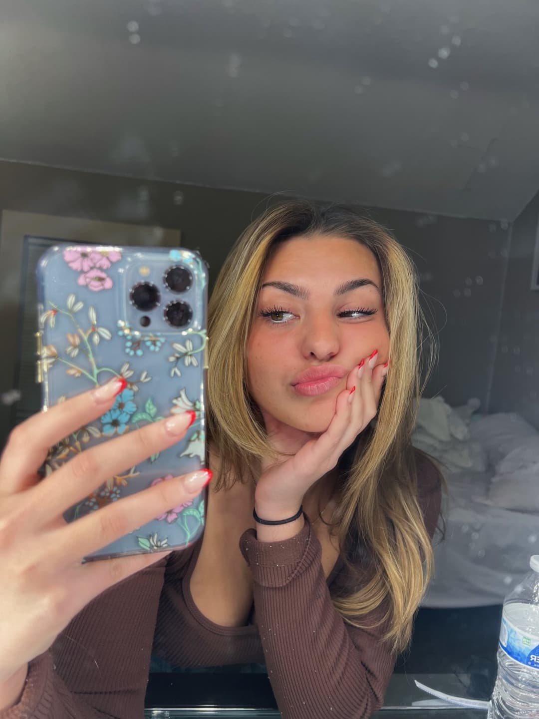 Click to view full size Whore kissing as many as she can on 21st