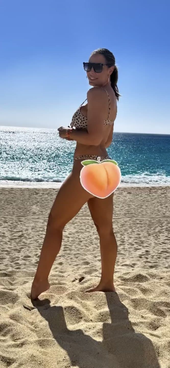 Click to view full size TikTok milf Robyn fields