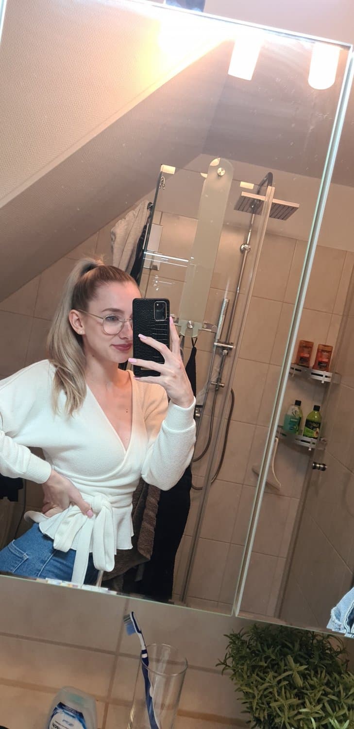 Click to view full size Hot sexy petite german teen slut model Saskia from Göttingen