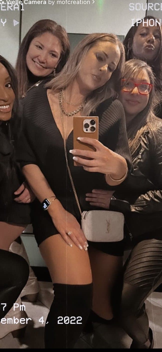 Click to view full size Texas TikTok milf Robyn fields